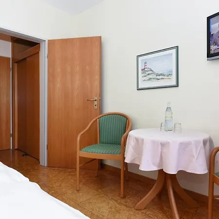 Hotel-pension Stoertebeker 호텔 벤세르시엘